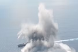 Tàu chiến Mỹ đứng vững trước sức công phá của 4,5 tấn thuốc nổ