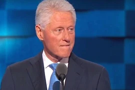 Cựu Tổng thống Bill Clinton lỡ miệng nói vợ thường xuyên bị ngất