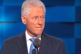 Cựu Tổng thống Bill Clinton lỡ miệng nói vợ thường xuyên bị ngất