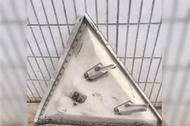 Cửa máy bay nặng 60kg rơi thủng mái nhà máy