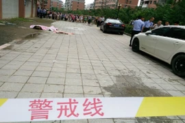 Ông bố nhẫn tâm ném 2 con xuống đất, rồi nhảy lầu tự tử