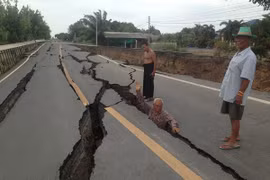 Đường nứt toác do hạn hán nghiêm trọng ở Thái Lan