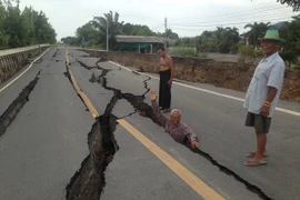 Đường nứt toác do hạn hán nghiêm trọng ở Thái Lan