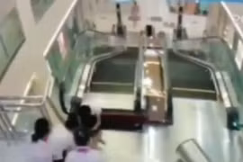 Bị thang cuốn "nuốt chửng", bà mẹ trẻ chết thảm 