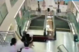 Bị thang cuốn "nuốt chửng", bà mẹ trẻ chết thảm 