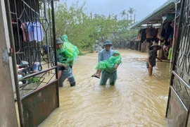 Công an huyện Chương Mỹ hỗ trợ người dân di dời ra khỏi vùng ngập nước 