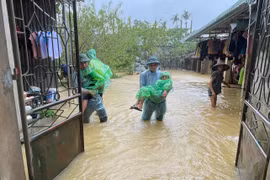 Công an huyện Chương Mỹ hỗ trợ người dân di dời ra khỏi vùng ngập nước 