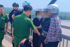 Kịp thời ngăn chặn người phụ nữ có ý định tiêu cực trên cầu Nhật Tân