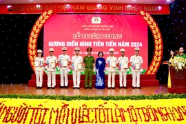 Nhiều cán bộ, chiến sỹ Công an quận Tây Hồ được khen thưởng