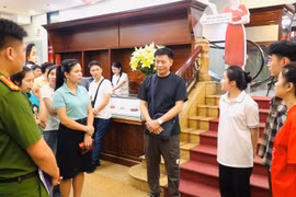 Công an quận Cầu Giấy hướng dẫn cách tự vệ, đối phó tội phạm cướp, cướp giật tài sản tại cửa hàng vàng