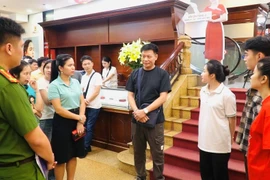 Công an quận Cầu Giấy hướng dẫn cách tự vệ, đối phó tội phạm cướp, cướp giật tài sản tại cửa hàng vàng