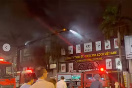 Dập tắt đám cháy kho hàng và văn phòng tại quận Long Biên