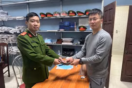 Người dân cảm ơn Công an huyện Đông Anh