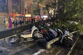 Hình ảnh Công an Hà Nội xuyên đêm khắc phục hậu quả mưa bão
