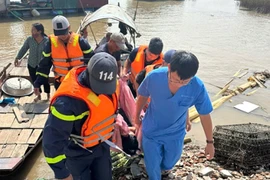 Kịp thời cứu nam thanh niên nhảy cầu Thăng Long