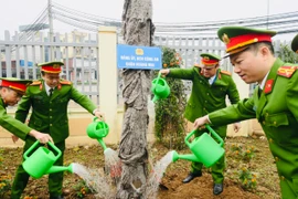 Công an quận Hoàng Mai phát động “Tết trồng cây đời đời nhớ ơn Bác Hồ”