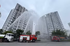 Diễn tập phương án chữa cháy, thoát nạn phối hợp nhiều lực lượng tại chung cư cao tầng