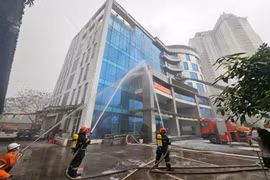 Nhiều lực lượng tham gia diễn tập xử lý tình huống giả định cháy, nổ lớn tại Công ty Điện lực Nam Từ Liêm