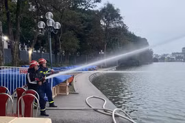 Cảnh sát phòng cháy vận hành “vòi rồng” bảo vệ trận địa pháo hoa lớn nhất Thủ đô
