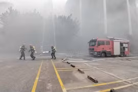 Xử lý nhanh tình huống cháy giả định tại Trung tâm thương mại Aeon Mall Long Biên