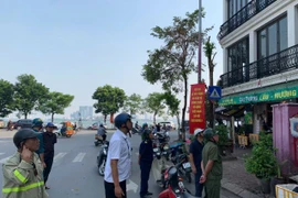 Ra quân xóa bỏ bục bệ, mái vẩy vi phạm trật tự đô thị tại quận Tây Hồ