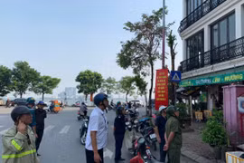 Ra quân xóa bỏ bục bệ, mái vẩy vi phạm trật tự đô thị tại quận Tây Hồ