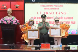 Trao tặng Huân chương Bảo vệ Tổ quốc hạng Ba cho các đồng chí nguyên lãnh đạo Phòng Tham mưu Công an Hà Nội
