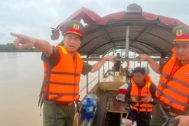 Công an quận Tây Hồ hạ thủy 3 ca nô chuyên dụng tăng cường công tác phòng chống lục bão