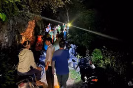 Cảnh sát vây bắt người chồng sát hại vợ rồi bỏ trốn lên rừng