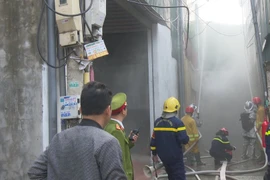 Người dân làng nghề ở huyện Thường Tín thực hành chữa cháy, cứu người