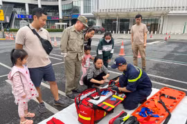 Lính cứu hỏa giúp người dân trải nghiệm kỹ năng sinh tồn trong hỏa hoạn