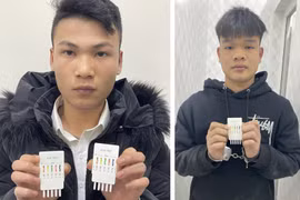 Sợ đo nồng độ cồn, 2 đối tượng lao thẳng vào Công an rồi bỏ chạy