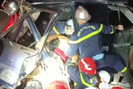 Kịp thời cứu tài xế mắc kẹt trong ca bin xe tai nạn