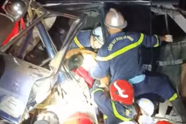 Kịp thời cứu tài xế mắc kẹt trong ca bin xe tai nạn