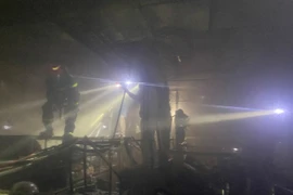 Xử lý nhanh đám cháy tại kho linh kiện trong khu công nghiệp Thăng Long