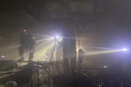 Xử lý nhanh đám cháy tại kho linh kiện trong khu công nghiệp Thăng Long