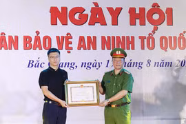 Trao tặng Bằng khen cho Công ty TNHH Luxshare-ICT Việt Nam