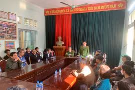 Lính cứu hỏa phổ biến kiến thức phòng cháy, chữa cháy cho người dân ở thị trấn Quang Minh