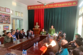 Lính cứu hỏa phổ biến kiến thức phòng cháy, chữa cháy cho người dân ở thị trấn Quang Minh