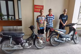 Bắt nhóm đối tượng điều khiển xe máy lạng lách, dùng vỏ chai bia ném người dân