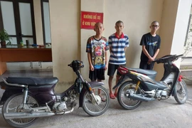 Bắt nhóm đối tượng điều khiển xe máy lạng lách, dùng vỏ chai bia ném người dân