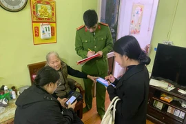 Công an quận Tây Hồ đến tận nhà người dân tuyên truyền đăng ký tài khoản chi trả an sinh xã hội không dùng tiền mặt