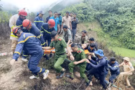 Cắt ca bin cứu lái xe mắc kẹt sau khi gây tai nạn giao thông
