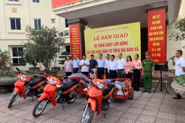 Ra mắt mô hình xe máy chữa cháy mini tại xã Tân Triều