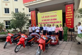 Ra mắt mô hình xe máy chữa cháy mini tại xã Tân Triều