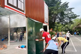 Sôi nổi cuộc thi chữa cháy, cứu nạn, cứu hộ “Tổ liên gia an toàn phòng cháy, chữa cháy” huyện Đông Anh