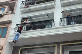 Người dân tham gia thực tập phương án thoát nạn bằng thang dây từ nhà cao tầng