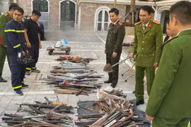 Công an quận Tây Hồ tiêu hủy hàng trăm vũ khí, vật liệu nổ và công cụ hỗ trợ