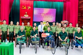 Cụm thi đua số 8 Công an Hà Nội tổ chức hoạt động "Uống nước nhớ nguồn"