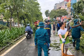  Huy động các lực lượng làm thông trưa khắc phục hậu quả do bão số 3 gây ra